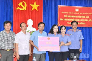 Viện Kiểm sát nhân dân tỉnh Đồng Tháp ủng hộ 132,3 triệu đồng cho nhân dân bị ảnh hưởng các cơn bão gây ra.