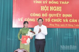 Đồng chí Lê Quốc Phong trao quyết định thành lập Báo và Phát thanh, Truyền hình Đồng Tháp.
