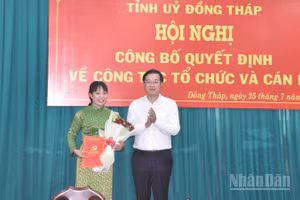Đồng chí Lê Quốc Phong trao quyết định thành lập Báo và Phát thanh, Truyền hình Đồng Tháp.