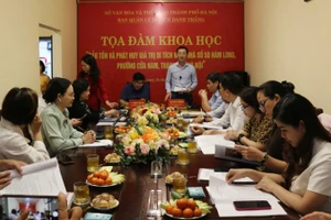 Các đại biểu thảo luận về những biện pháp bảo tồn, phát huy giá trị di tích Cách mạng Nhà số 5D phố Hàm Long (Hà Nội).