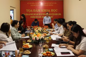 Các đại biểu thảo luận về những biện pháp bảo tồn, phát huy giá trị di tích Cách mạng Nhà số 5D phố Hàm Long (Hà Nội).