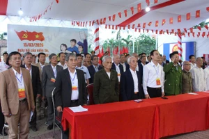 Các đại biểu trang nghiêm trong lễ chào cờ trước giờ bỏ phiếu.