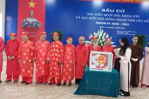 Cử tri cao tuổi tại Đông Anh được ưu tiên bỏ phiếu sớm.