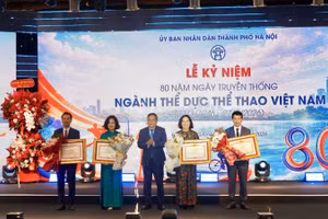 Thành phố Hà Nội tôn vinh những cá nhân có thành tích nổi bật cho sự phát triển thể thao của Thủ đô.