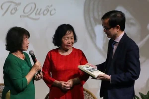 Gia đình Liệt sĩ Đặng Thùy Trâm trao tặng Bảo tàng Hà Nội nhiều hiện vật quý.