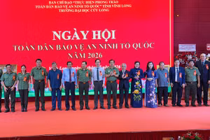 Ban Chỉ đạo “Thực hiện phong trào toàn dân bảo vệ an ninh Tổ quốc” tỉnh Vĩnh Long tri ân đại biểu tham gia ngày hội. 