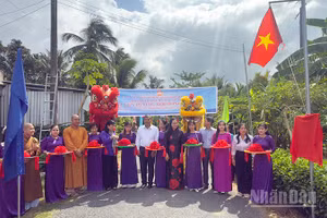 Nghi thức cắt băng khánh thành. 