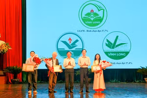 Bí thư Tỉnh ủy Vĩnh Long Trần Văn Lâu và Chủ tịch Ủy ban nhân dân tỉnh Vĩnh Long Trần Lưu Quang trao giải cho các tác giả. 