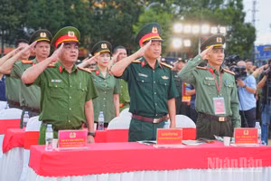 Các đại biểu chào cờ và hát Quốc ca.