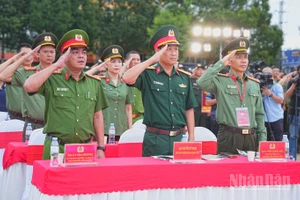 Các đại biểu chào cờ và hát Quốc ca.