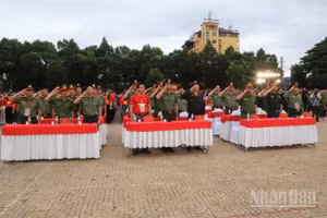 Các đại biểu ở điểm cầu Đắk Lắk chào cờ và hát Quốc ca.