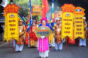 Đoàn cung nghênh Thánh Mẫu bằng đường bộ từ Thánh đường Thiên Tiên Thánh giáo (352 Chi Lăng) lên công viên Thương Bạc.