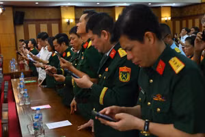 Các đại biểu chuyển khoản ủng hộ chương trình "Gọi tên những vì sao đất nước” năm 2026.