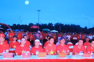 Lãnh đạo tỉnh Cà Mau cùng các sở, ngành và đông đảo nhân dân tham gia sự kiện “Cùng Việt Nam tiến bước” vào sáng 16/8.