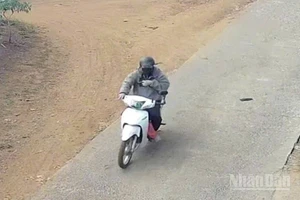 Đối tượng Phan Bảo Nhật tẩu thoát bằng xe máy sau khi cướp tiệm vàng Toàn Hằng tại thôn 3, xã Nhân Cơ, Lâm Đồng.