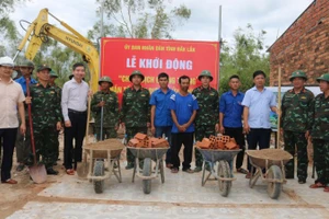 Các đồng chí lãnh đạo tỉnh Đắk Lắk cùng các đơn vị thi công và nhân dân tại lễ khởi động.