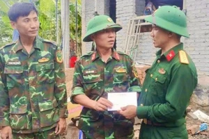 Đại tá Trần Quang Tâm, Phó Chỉ huy trưởng Bộ Chỉ huy Quân sự tỉnh thăm, động viên và tặng quà các lực lượng đang trực tiếp tham gia xây dựng, sửa chữa nhà ở cho nhân dân trong “Chiến dịch Quang Trung” tại xã Hòa Thịnh. Ảnh: CTV.