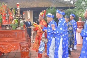 Các bô lão Đình Lạc Giao dâng hương tưởng niệm các chiến sĩ Nam tiến hy sinh và đồng bào Lạc Giao tử nạn năm Ất Dậu 1945.