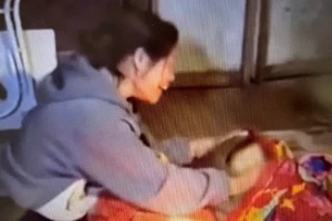 Người thân khóc ngất bên thi thể 2 cháu. (Ảnh: V.H)