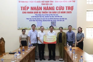 Đại diện Báo Nhân Dân trao kinh phí hỗ trợ cho tỉnh Đắk Lắk để xây dựng 10 căn nhà tình nghĩa cho các hộ dân bị ảnh hưởng bởi thiên tai trong đợt bão, lũ vừa qua.