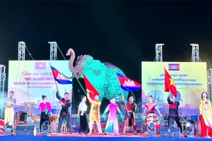 Một tiết mục ca ngợi về tình đoàn kết, hữu nghị truyền thống tốt đẹp giữa Việt Nam và Campuchia.