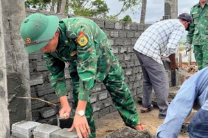 Cán bộ, chiến sĩ Đồn Biên phòng Xuân Hòa tham gia xây mới nhà ở cho gia đình chị Phạm Tôn Nữ Lệ Kiều.