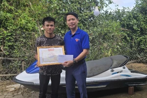 Anh Lương Minh Tùng, Phó Chủ tịch Ủy ban Mặt trận Tổ quốc Việt Nam tỉnh, Bí thư Tỉnh đoàn Đắk Lắk trao tặng Bằng khen của Ban Chấp hành Tỉnh đoàn Đắk Lắk cho anh Nguyễn Văn Minh. 