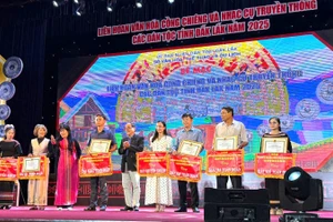 Ban tổ chức liên hoan trao giải cho các đoàn đạt giải.