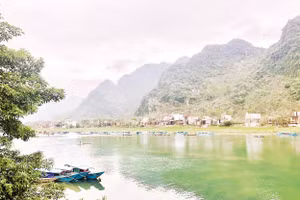 Làng du lịch ven sông Son ở xã Phong Nha. Ảnh: San Lê 