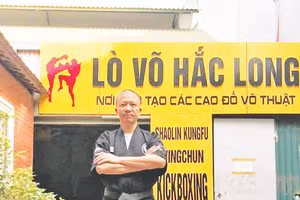 Võ sư, họa sĩ Hắc Long tại võ đường tư gia.