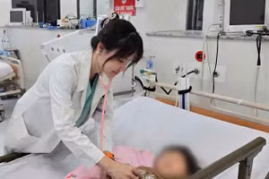 Bệnh nhi tại Côn Đảo được bác sĩ Bệnh viện Nhi Đồng 1 thăm khám.