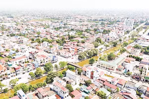 Hình ảnh đường Lưu Phương, tại khu vực Phát Diệm, tỉnh Ninh Bình, thuộc dự án CRUIV với hệ thống kênh dẫn thoát nước và cây xanh tạo cảnh quan ở hai bên. (Nguồn: Đại sứ quán Pháp tại Hà Nội)