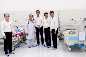Lãnh đạo Sở Y tế Thành phố Hồ Chí Minh và Bệnh viện Thống Nhất tại buổi triển khai kỹ thuật chạy thận nhân tạo tại đặc khu Côn Đảo.