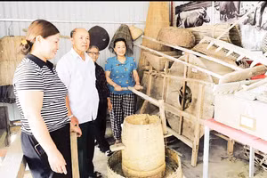 Đồ dùng sinh hoạt và nông cụ sản xuất trưng bày tại nhà văn hóa cộng đồng thôn Thượng Phú, xã Thạch Lạc. Ảnh: Hương Ly