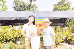 Minh Hiếu (người đứng bên trái) luôn nỗ lực chia sẻ các giải pháp xử lý rác hữu cơ, bảo vệ môi trường. Ảnh VĂN HẢI 