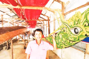 Nghệ nhân Danh Vũ bên chiếc ghe ngo vừa hoàn thiện. (Ảnh nhân vật cung cấp)