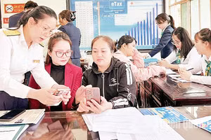 Cán bộ thuế tỉnh Tuyên Quang tuyên truyền, hỗ trợ người nộp thuế cài đặt và sử dụng ứng dụng eTax Mobile, hóa đơn điện tử khởi tạo từ máy tính tiền.