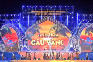 Tiết mục nghệ thuật tái hiện hành trình vươn khơi, bám biển của ngư dân.