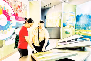 Du khách tham quan khu trưng bày tại Vườn Quốc gia Cát Tiên. 