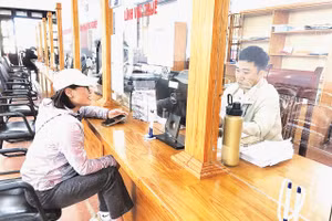 Cán bộ Trung tâm phục vụ hành chính công xã Đức Trọng giải quyết thủ tục hành chính phục vụ người dân. 