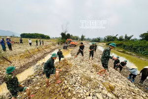 Cán bộ, chiến sĩ Đại đội 1, Tiểu đoàn 1 phối hợp với cấp ủy, chính quyền địa phương xã Đại Từ triển khai kè bờ suối, khắc phục tình trạng sạt lở dọc suối Cái.