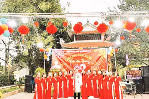 Nhiều câu lạc bộ dân ca, dân vũ được thành lập, giao lưu đã tạo nên không khí tươi mới cho làng quê và phố xá hôm nay.