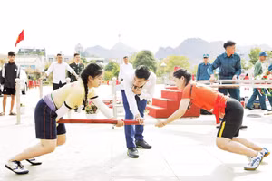 Tranh tài môn đẩy gậy tại Giải thi các môn thể thao dân tộc tỉnh Sơn La năm 2026. Ảnh: Vương Trang 