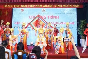 Công đoàn phường Việt Trì (Phú Thọ) phối hợp Đoàn Thanh niên và Hội Liên hiệp Phụ nữ phường tổ chức chương trình gặp mặt, trao quà và giao lưu văn nghệ.