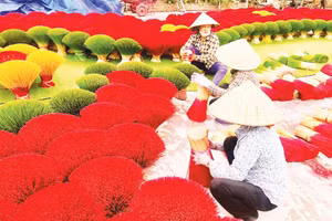 Làm tăm hương ở làng nghề Quảng Phú Cầu.