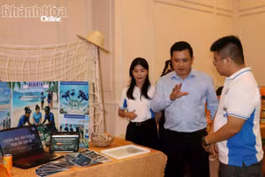 Các đại biểu tham quan mô hình khởi nghiệp xanh "Thương mại hóa phục hồi rạn san hô" tại buổi trao giải cuộc thi Khởi nghiệp đổi mới sáng tạo Khánh Hòa năm 2025.