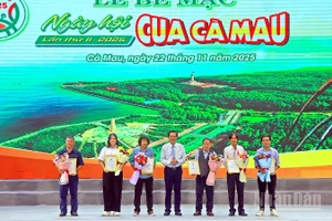 Đồng chí Hồ Việt Triều, Giám đốc Công an tỉnh Cà Mau trao thưởng cho các tác giả sáng tác Logo, Biểu tượng vui về con Cua và Slogan về chủ đề “Cua Cà Mau: Hương rừng-Vị biển”.