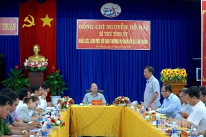 Quang cảnh buổi làm việc của Bí thư Tỉnh ủy Cà Mau và đoàn công tác của Tỉnh ủy tại xã Tân Thuận. 