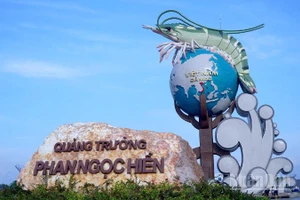 Công trình biểu tượng con tôm Cà Mau tại Quảng trường Phan Ngọc Hiển hoàn thành đúng tiến độ trước ngày diễn ra Đại hội Đảng bộ tỉnh Cà Mau nhiệm kỳ 2025-2030. 