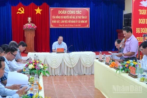 Quang cảnh buổi làm việc của Bí thư Tỉnh ủy Cà Mau cùng đoàn công tác của Tỉnh ủy tại xã Hưng Mỹ, chiều 25/11.